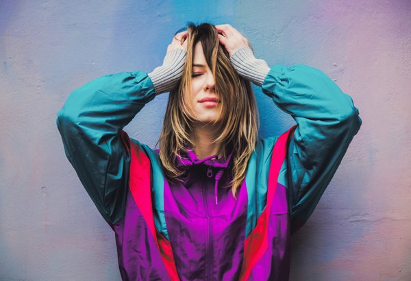 Qual è il modo più chic per abbinare pantaloni cargo con una camicetta elegante?